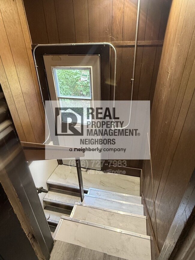 Building Photo - 216 Lafayette Ave NE