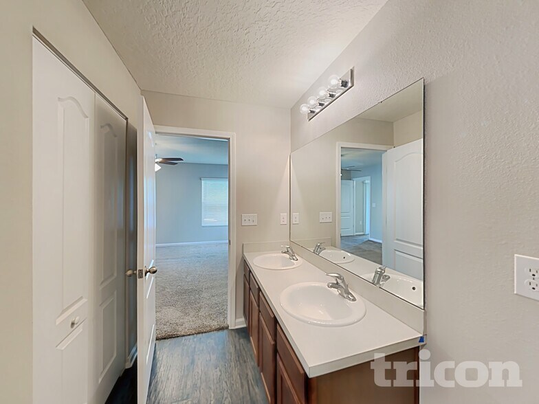 Building Photo - 8048 Meadow Walk Ln