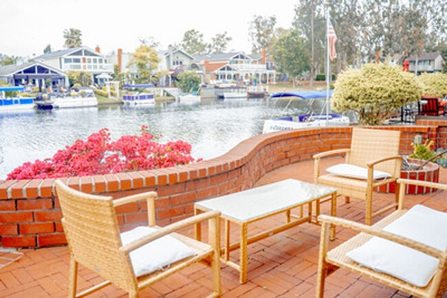 Building Photo - Waterfront 4 Bedroom