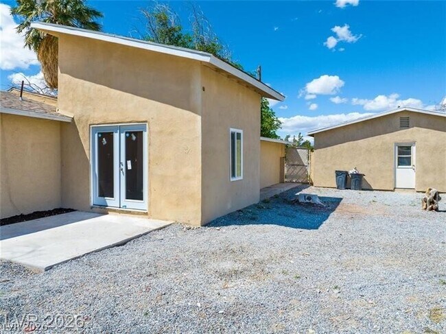 Building Photo - 510 E Simkins Rd
