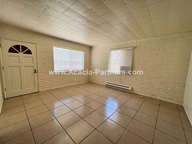 Building Photo - Two Bedroom Guest House