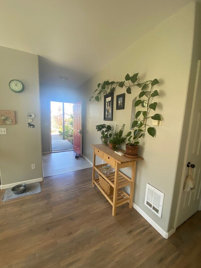 Building Photo - Single level home located in Redmond!  RV ...
