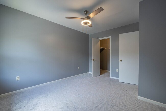 Building Photo - Renovated Townhome in Village Green!
