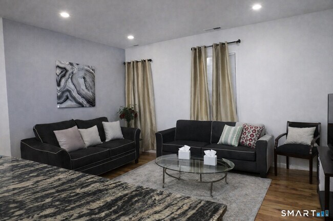 Building Photo - 171 Pequonnock St