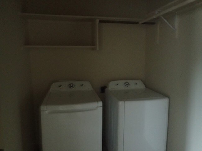 Building Photo - 13836 Hollywood Dr