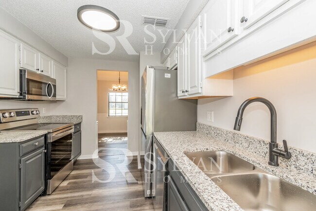 Building Photo - This charming 3BR 2BA home is ready to welcome you home