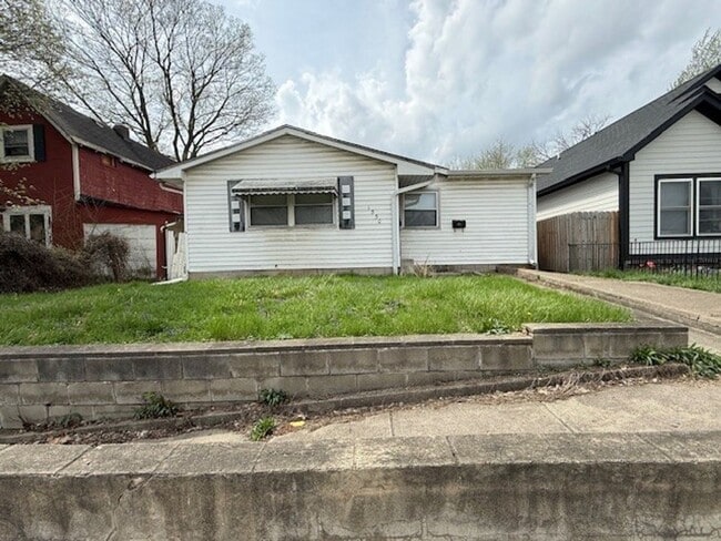 Building Photo - LARGE 4BR ONE LEVEL HOME WITH A GREAT FLOORPLAN.  TONS OF SPACE!
