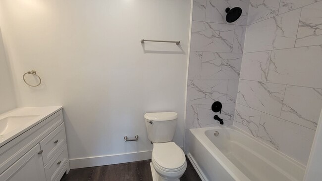 Building Photo - Fully Furnished rental with excellent cent...