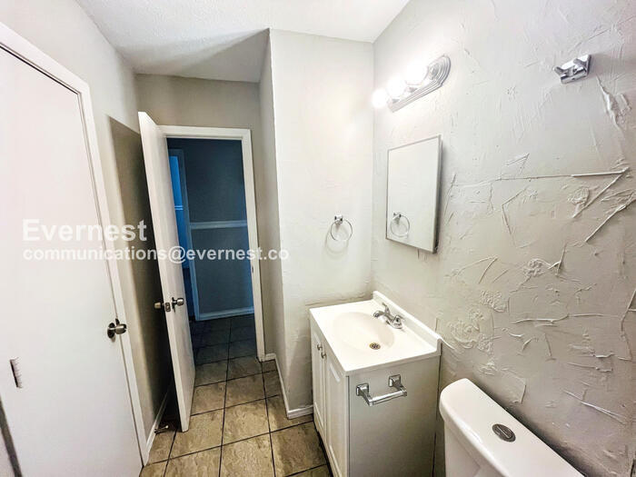 Building Photo - 3010 Center St