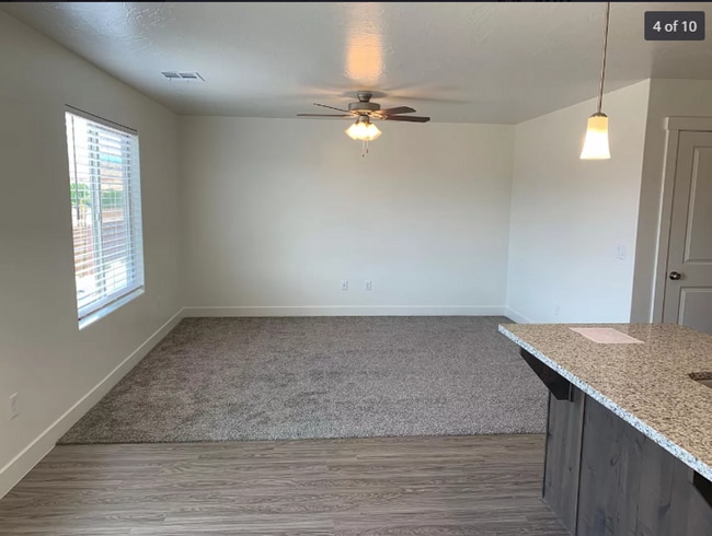 Building Photo - Stunning 3 bedroom, 2.5 bathroom