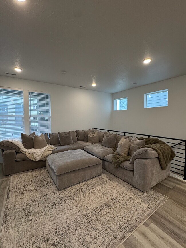 Building Photo - "Spacious 4-Bed Townhouse with Scenic Views & Rooftop Patio in American Fork!"