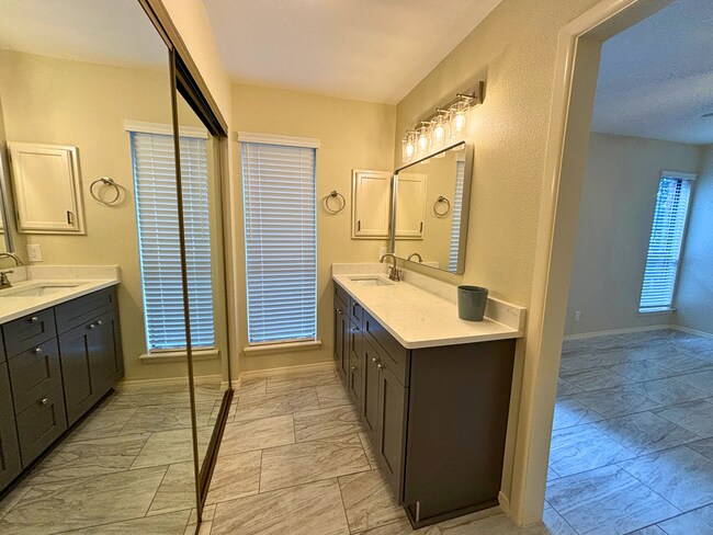 Building Photo - Move-In Special. ½ off the first full month's rent with a 12-month lease.