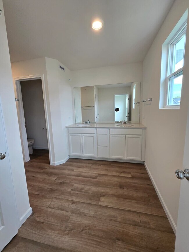 Building Photo - 5931 Hawkweed Dr
