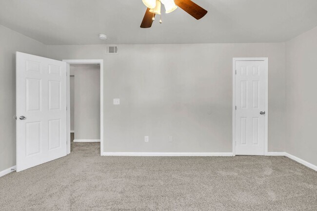 Building Photo - 1621 Line Cir