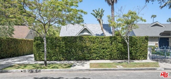 Building Photo - 1149 N Poinsettia Pl