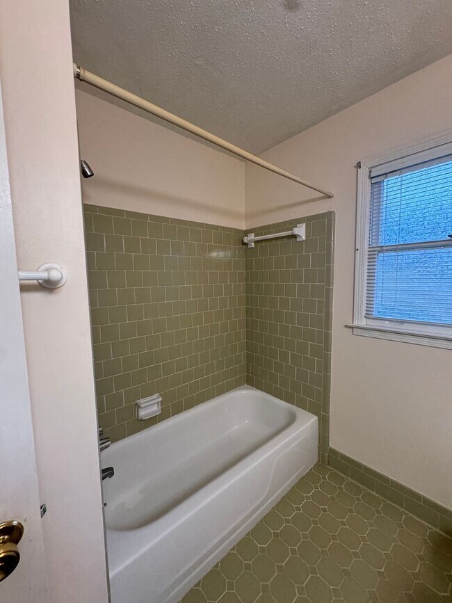 Building Photo - 702 Sandhurst Dr