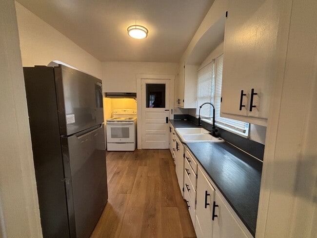 Building Photo - 2 Bedroom 1 Bath single family home