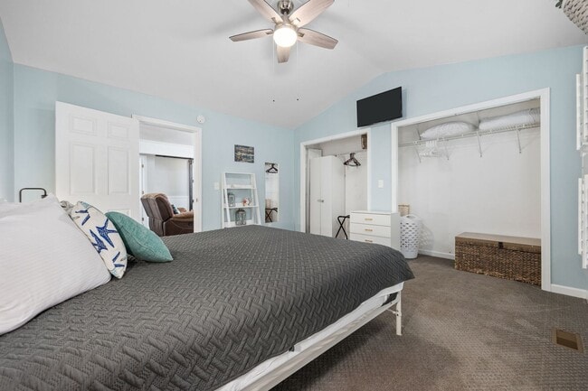 Building Photo - SNOWBIRD RENTAL- 4 blocks 2 Sea & Fire Pit