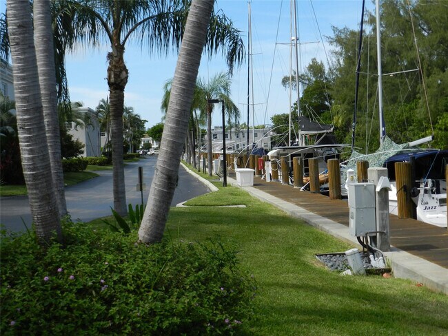 Building Photo - 6307 Bay Club Dr