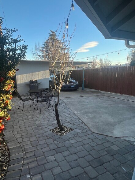 Building Photo - 915 University Ter