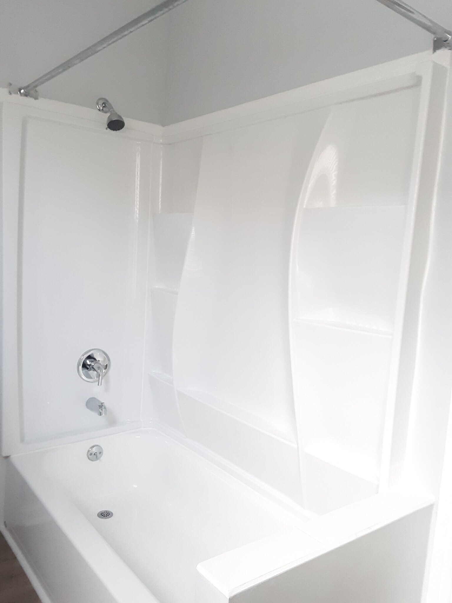 full bathroom - 1829 W Tioga St