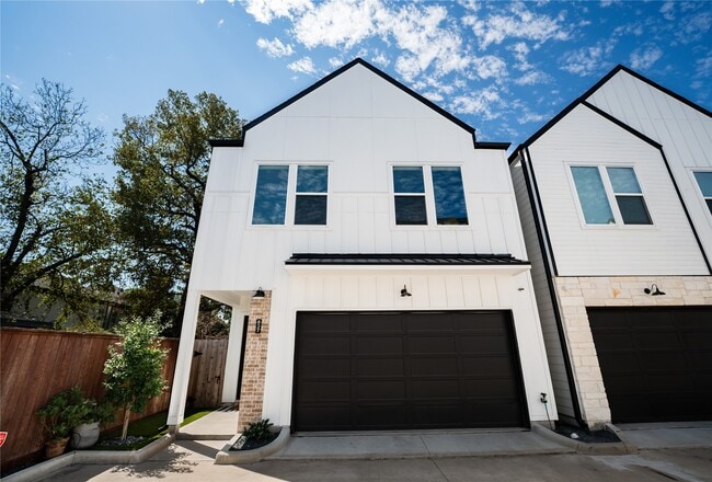 Building Photo - 827 Martin St
