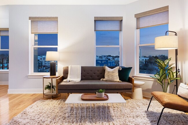 Building Photo - Gorgeous condo with city views