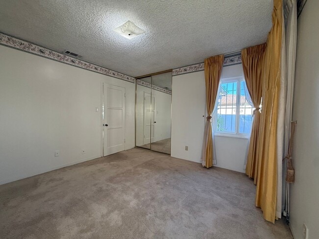 Building Photo - Charming 3BR/1.5BA Home with Cozy Fireplace