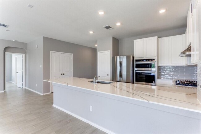 Building Photo - 1100 Desaix Dr