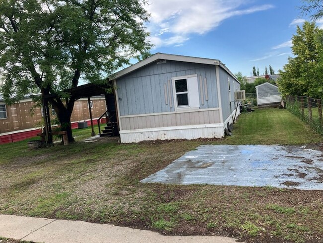 Building Photo - 3 bed, 2 bath Trailer house with outer sto...