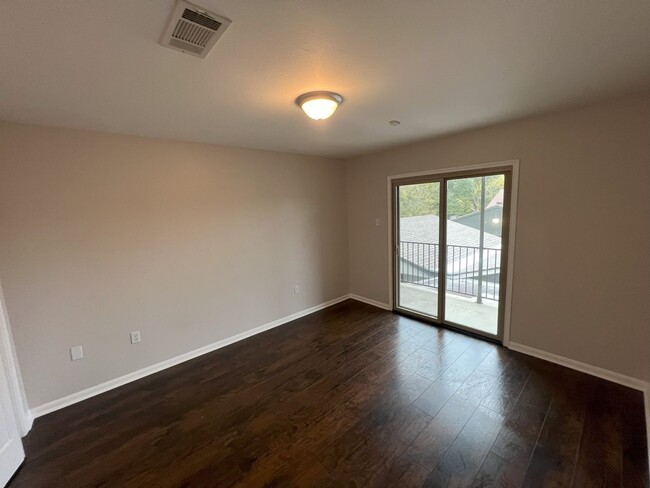 Building Photo - 4 bedroom, 3 bathroom townhouse located in...