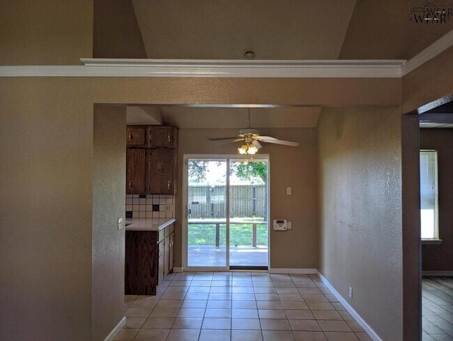 Building Photo - 1204 Lisa Ln