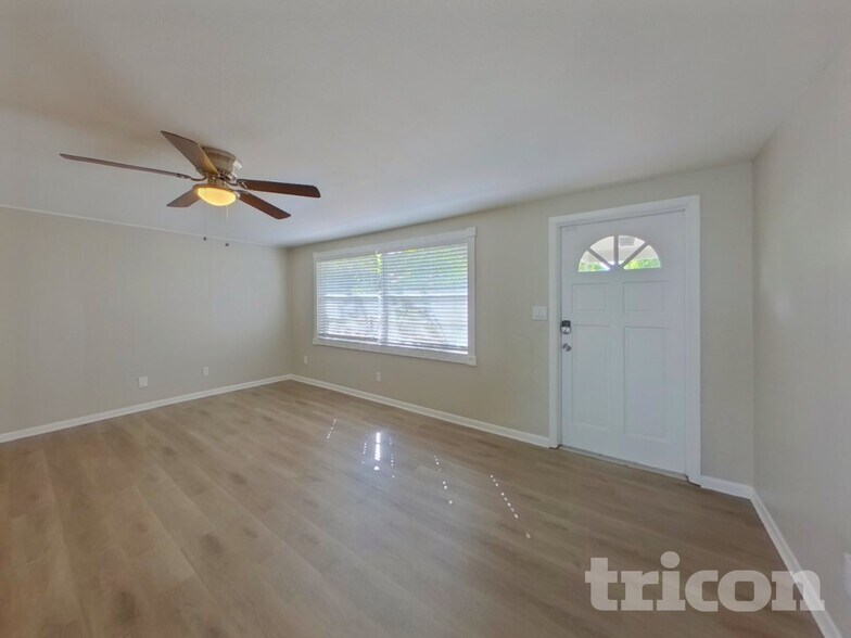 Building Photo - 8589 Lantana Dr