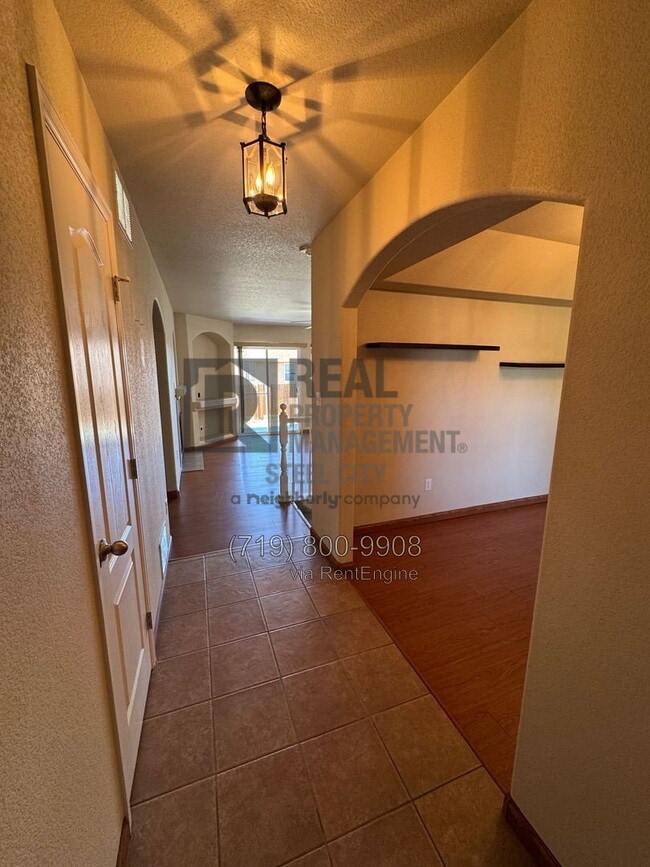 Building Photo - 2313 Longhorn Dr