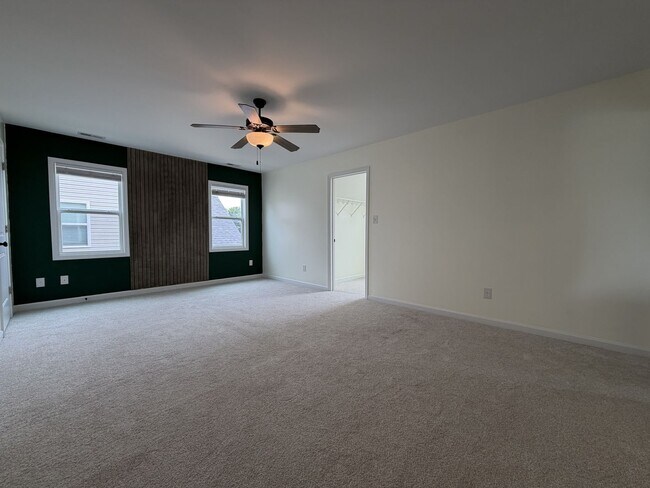 Building Photo - 302 E Franck St