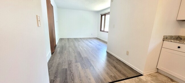 Building Photo - 2 BR Duplex in Convenient Neighborhood - PET FRIENDLY