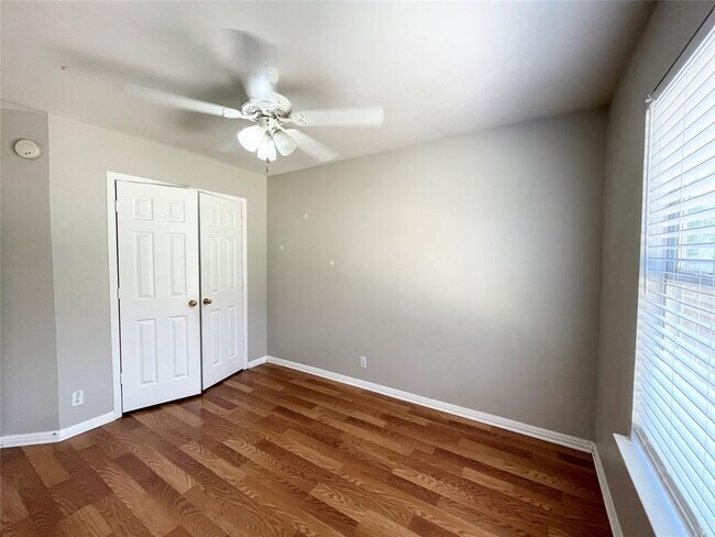 Building Photo - 209 N Kings Canyon Dr