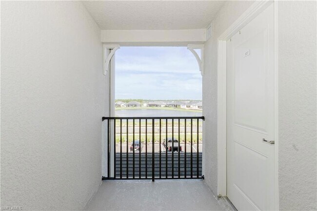 Building Photo - 15275 Green Acre Avenue Unit 338