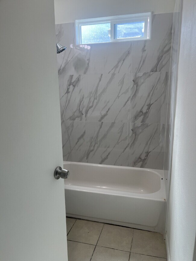 Building Photo - "Charming 2-Bedroom Unit in Oxnard's Heart...