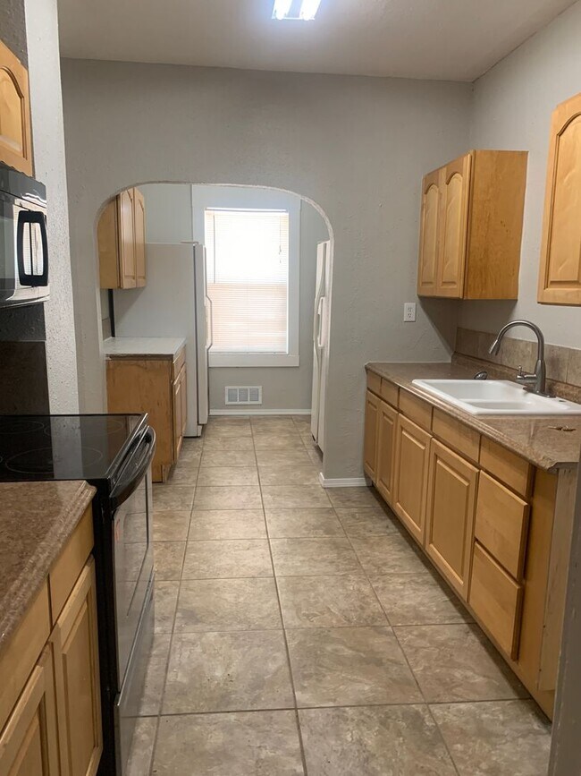 Building Photo - 1400 7th Ave