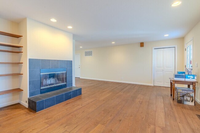 Building Photo - 350 6th St