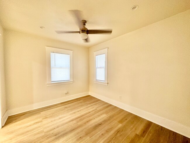 Building Photo - 342 W 91st Pl