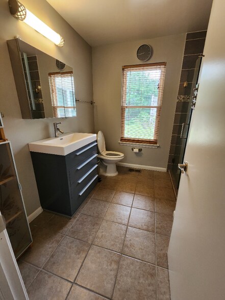 Building Photo - 648 Yale Ct