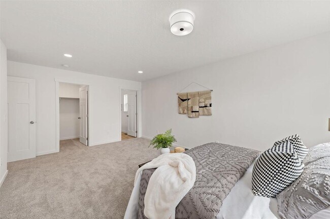Building Photo - Brand New 2 Bed, 2 Bath Townhouse w/ a View!