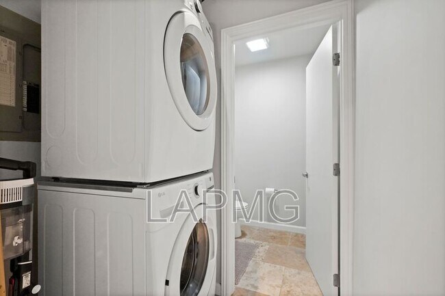 Building Photo - 9842 Portola Dr