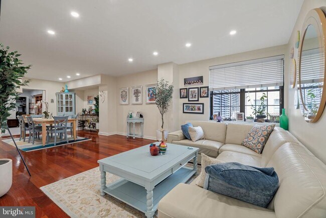 Building Photo - 219 S 18th St