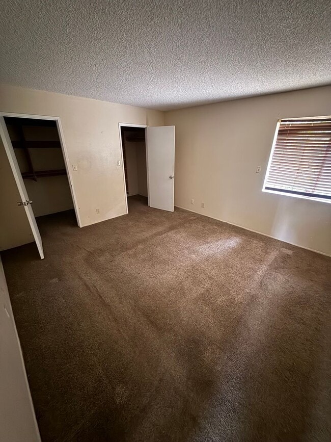 Building Photo - Spacious 4-Bedroom Home in Northeast Bakersfield