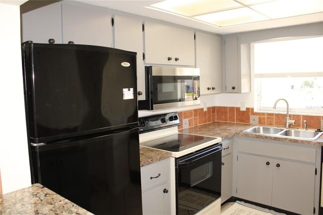 Building Photo - 5062 Live Oak Cir