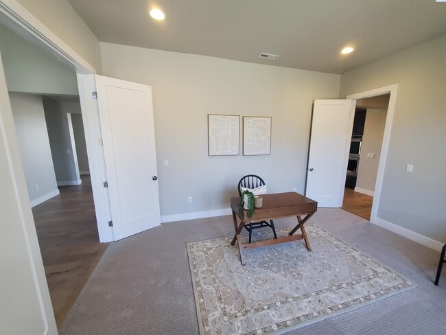 Building Photo - FOR RENT SOUTHCLIFFE