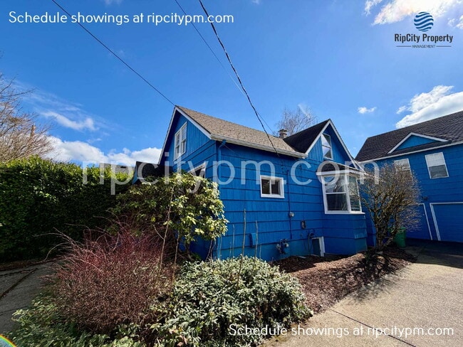 Building Photo - 1728 SE Clatsop St